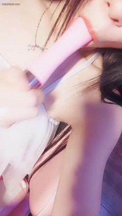 推特女神福利姬【00后大队长】未流出土豪私拍视图合集，情趣制服紫薇销魂可撸精尽人亡的节奏 截图11