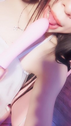 推特女神福利姬【00后大队长】未流出土豪私拍视图合集，情趣制服紫薇销魂可撸精尽人亡的节奏 截图13