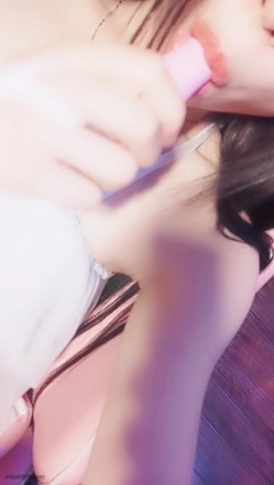 推特女神福利姬【00后大队长】未流出土豪私拍视图合集，情趣制服紫薇销魂可撸精尽人亡的节奏 截图14