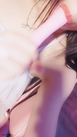 推特女神福利姬【00后大队长】未流出土豪私拍视图合集，情趣制服紫薇销魂可撸精尽人亡的节奏 截图15