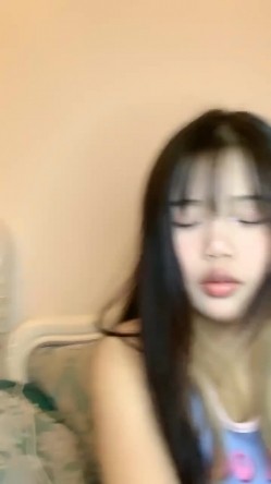 清纯甜美少女！一脸呆萌卡哇伊！首次约小哥哥操逼，手指扣穴猛捅，爽的好想被操 截图3