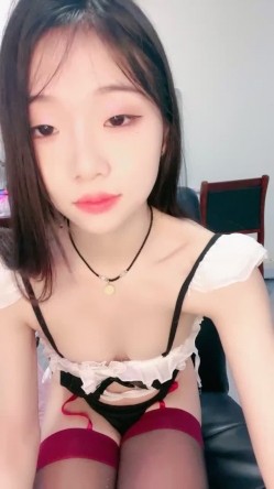 甜美乖巧美少女！性感情趣装吊带丝袜！表情一脸淫荡，跳蛋假屌双管齐下，抽插骚穴娇喘不断 截图1