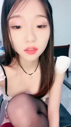 甜美乖巧美少女！性感情趣装吊带丝袜！表情一脸淫荡，跳蛋假屌双管齐下，抽插骚穴娇喘不断 截图2