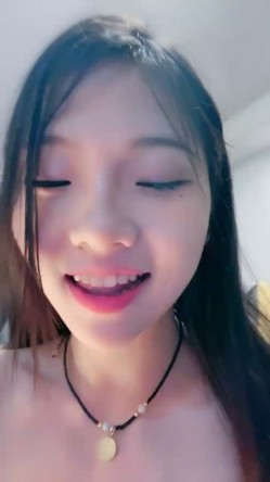 甜美乖巧美少女！性感情趣装吊带丝袜！表情一脸淫荡，跳蛋假屌双管齐下，抽插骚穴娇喘不断 截图3