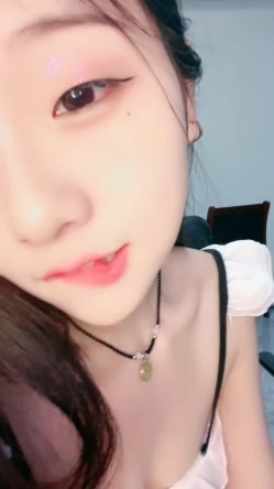 甜美乖巧美少女！性感情趣装吊带丝袜！表情一脸淫荡，跳蛋假屌双管齐下，抽插骚穴娇喘不断 截图4