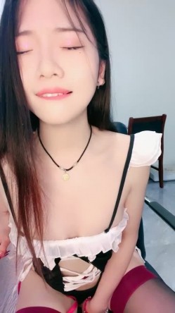 甜美乖巧美少女！性感情趣装吊带丝袜！表情一脸淫荡，跳蛋假屌双管齐下，抽插骚穴娇喘不断 截图6