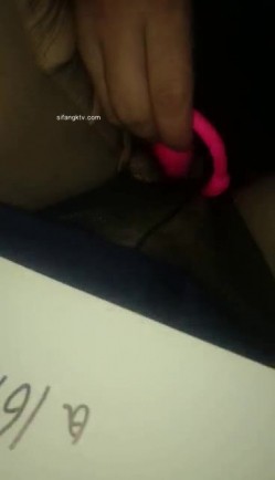 《震撼 福利》微博推特网红丝袜反差婊【湿宝贝】水手制服透明丝袜足交啪啪震动蛋肉棒一起配合肏诱惑难挡 截图4