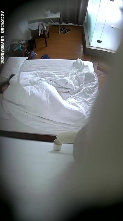 上帝视角真实记录情侣PK偸情~各种反差小贱人中年熟女开房滚床单~刚射完歇一小会又搞起来 截图1