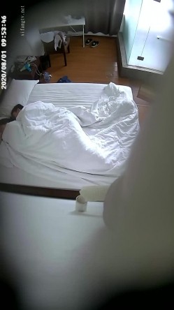 上帝视角真实记录情侣PK偸情~各种反差小贱人中年熟女开房滚床单~刚射完歇一小会又搞起来 截图2