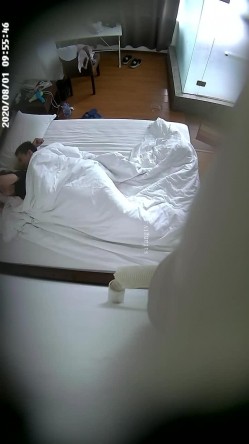 上帝视角真实记录情侣PK偸情~各种反差小贱人中年熟女开房滚床单~刚射完歇一小会又搞起来 截图3