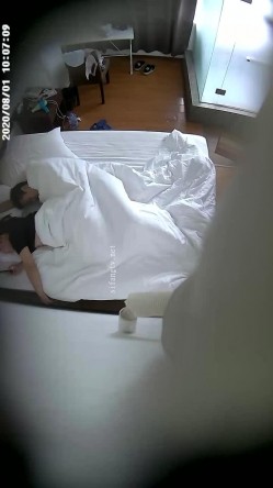 上帝视角真实记录情侣PK偸情~各种反差小贱人中年熟女开房滚床单~刚射完歇一小会又搞起来 截图9