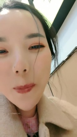 震撼！淫荡骚妇，疯狂露出，【生理老师在户外】餐厅对面大叔看的目瞪口呆！典型的马路杀手 截图4