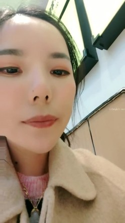 震撼！淫荡骚妇，疯狂露出，【生理老师在户外】餐厅对面大叔看的目瞪口呆！典型的马路杀手 截图5