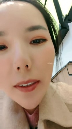 震撼！淫荡骚妇，疯狂露出，【生理老师在户外】餐厅对面大叔看的目瞪口呆！典型的马路杀手 截图6