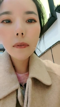 震撼！淫荡骚妇，疯狂露出，【生理老师在户外】餐厅对面大叔看的目瞪口呆！典型的马路杀手 截图7