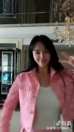 【极品女神系列】性感爆乳女神刘钰儿口舔香蕉超诱惑口活展示 性感舞骚弄姿抖音诱惑视频合集 高清720P版 截图1