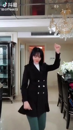 【极品女神系列】性感爆乳女神刘钰儿口舔香蕉超诱惑口活展示 性感舞骚弄姿抖音诱惑视频合集 高清720P版 截图2