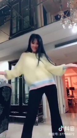 【极品女神系列】性感爆乳女神刘钰儿口舔香蕉超诱惑口活展示 性感舞骚弄姿抖音诱惑视频合集 高清720P版 截图5