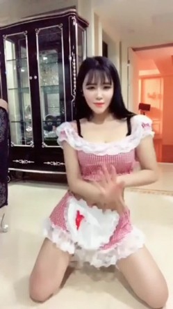【极品女神系列】性感爆乳女神刘钰儿口舔香蕉超诱惑口活展示 性感舞骚弄姿抖音诱惑视频合集 高清720P版 截图11