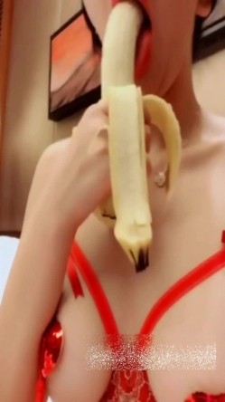 【极品女神系列】性感爆乳女神刘钰儿口舔香蕉超诱惑口活展示 性感舞骚弄姿抖音诱惑视频合集 高清720P版 截图14