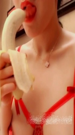 【极品女神系列】性感爆乳女神刘钰儿口舔香蕉超诱惑口活展示 性感舞骚弄姿抖音诱惑视频合集 高清720P版 截图15
