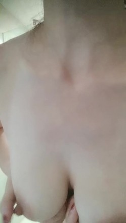 风骚的熟女大姐一个人发骚，洗着澡陪狼友揉捏骚奶子特写逼逼给狼友，自慰呻吟淫声荡语不断挑逗，听狼友指挥 截图4