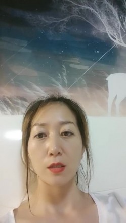风骚的熟女大姐一个人发骚，洗着澡陪狼友揉捏骚奶子特写逼逼给狼友，自慰呻吟淫声荡语不断挑逗，听狼友指挥 截图8