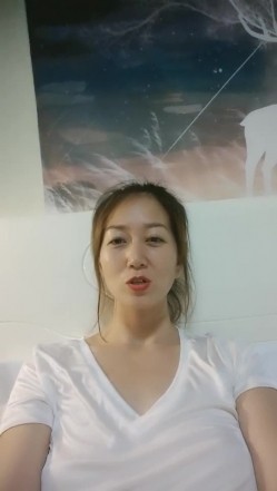 风骚的熟女大姐一个人发骚，洗着澡陪狼友揉捏骚奶子特写逼逼给狼友，自慰呻吟淫声荡语不断挑逗，听狼友指挥 截图9