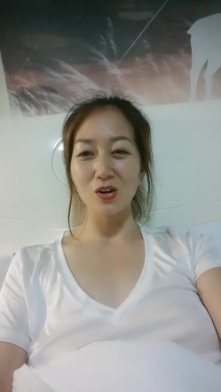 风骚的熟女大姐一个人发骚，洗着澡陪狼友揉捏骚奶子特写逼逼给狼友，自慰呻吟淫声荡语不断挑逗，听狼友指挥 截图10