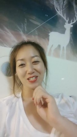 风骚的熟女大姐一个人发骚，洗着澡陪狼友揉捏骚奶子特写逼逼给狼友，自慰呻吟淫声荡语不断挑逗，听狼友指挥 截图11