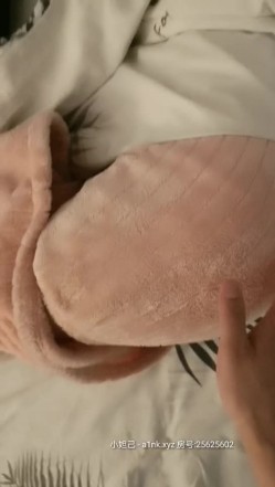 玩弄昏睡中小少妇，【花少PUA泡良达人】拔掉裤子狂舔鲍鱼，强悍舌功攻势下娇喘阵阵，闺房私密下玉体横陈必须插入 截图1