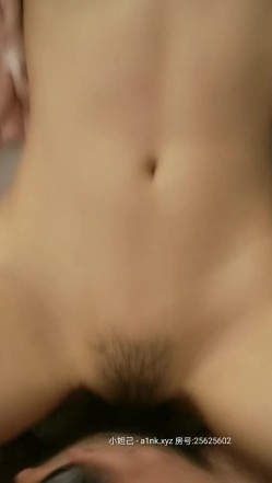 玩弄昏睡中小少妇，【花少PUA泡良达人】拔掉裤子狂舔鲍鱼，强悍舌功攻势下娇喘阵阵，闺房私密下玉体横陈必须插入 截图11