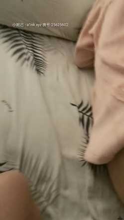 玩弄昏睡中小少妇，【花少PUA泡良达人】拔掉裤子狂舔鲍鱼，强悍舌功攻势下娇喘阵阵，闺房私密下玉体横陈必须插入 截图13