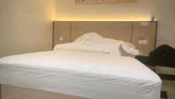 【眼镜败类探花】，今夜大场面，2男2女同床竞技，苗条美女淫荡不堪，女上位尽情摇摆呻吟 截图3