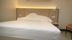 【眼镜败类探花】，今夜大场面，2男2女同床竞技，苗条美女淫荡不堪，女上位尽情摇摆呻吟 截图7