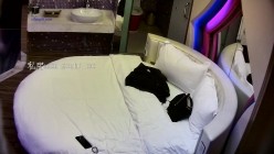 《黑客破解》帅小伙酒店约炮大长腿女友 换上情趣黑丝各种姿势连干3炮 截图1