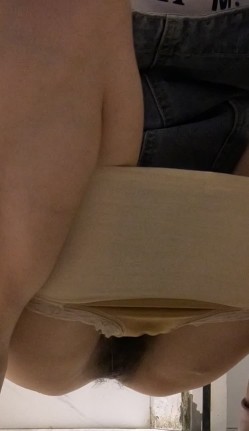 【魔手外购】，公共女厕双机位偷拍，数位高颜值气质小姐姐方便，先看露脸全身，再欣赏私处 截图1