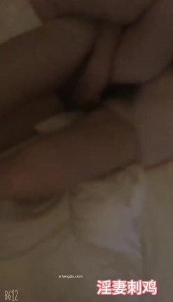 顶级淫妻博主【刺鸡】，挺漂亮的少妇，约大学生3P和4P，完美露脸，好淫荡的场景 截图5