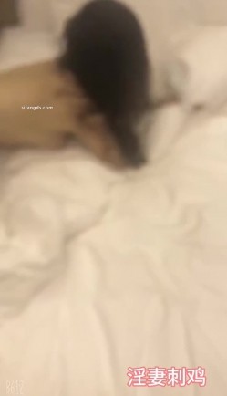 顶级淫妻博主【刺鸡】，挺漂亮的少妇，约大学生3P和4P，完美露脸，好淫荡的场景 截图15