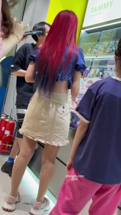 极品美女情人节逛街..红头发短裙 开档油光丝袜..超骚镂空内内 隐约看到黑黑的毛 截图2