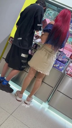 极品美女情人节逛街..红头发短裙 开档油光丝袜..超骚镂空内内 隐约看到黑黑的毛 截图3