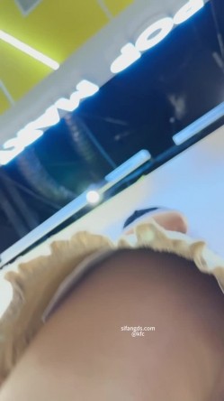 极品美女情人节逛街..红头发短裙 开档油光丝袜..超骚镂空内内 隐约看到黑黑的毛 截图7