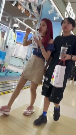 极品美女情人节逛街..红头发短裙 开档油光丝袜..超骚镂空内内 隐约看到黑黑的毛 截图8