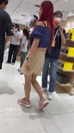 极品美女情人节逛街..红头发短裙 开档油光丝袜..超骚镂空内内 隐约看到黑黑的毛 截图9