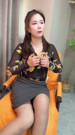 抖音网红，丝袜熟女团队新人【芳姨】露脸福利，肤白貌美，黑丝美腿，女人味十足，超有感觉 截图1