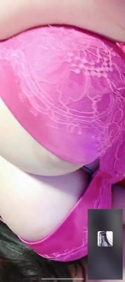 【高价福利】微博128万粉，巨乳肥臀女神尤物【芷仪g宝】露脸定制69V，1对1露点自慰喷水，淫语挑逗 截图2