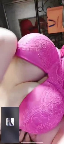 【高价福利】微博128万粉，巨乳肥臀女神尤物【芷仪g宝】露脸定制69V，1对1露点自慰喷水，淫语挑逗 截图15