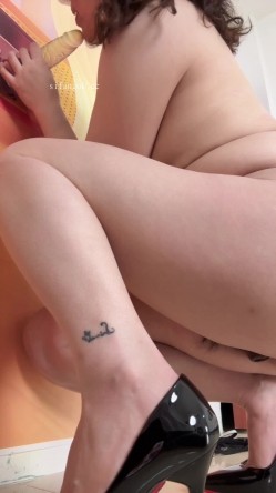 ️最新快手泄密！熟女控必备！风骚大奶A8老阿姨【敏姨媚、密嫂】定制福利，丝足裸舞自慰潮吹 截图9