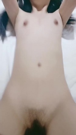 网聊没多久的03年妹子，酒店约出来操逼，清纯外表没想到这么骚，大JB甩再小舌头上，骑乘上来操，后入肥穴我的天太爽了 截图16