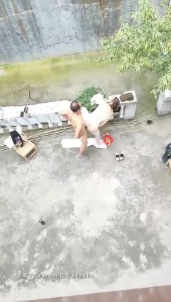 熟女的疯狂风骚的大姐勾搭两个院里乘凉的大爷玩起了3P，小院里脱光轮流伺候两大叔口交啪啪玩得还很尽兴 截图11